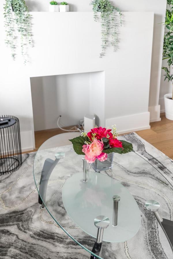 Fancy Downtown House With Hot Tub & Bbq By Globalstay Toronto Bagian luar foto